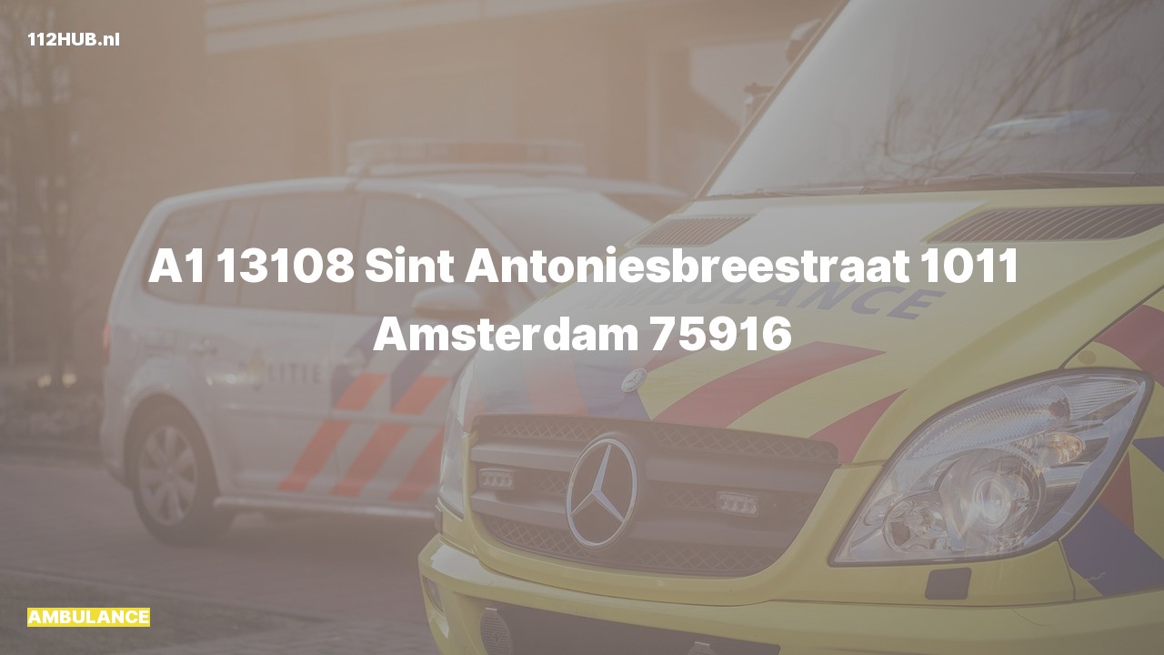 Deelafbeelding voor Ambulance met spoed naar de Sint Antoniesbreestraat in Amsterdam.